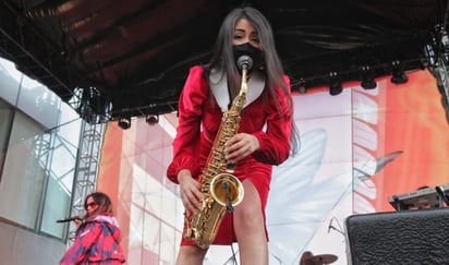 María Elena Ríos ilumina con su saxofón el Vive Latino