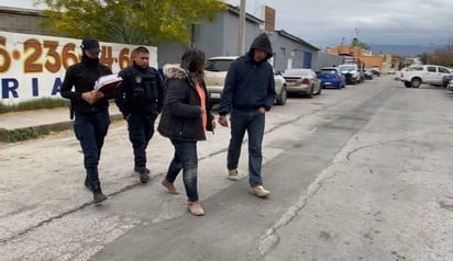 Mujer con ayuda de hijo golpea a nueva pareja de su exesposo