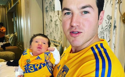 Samuel García presume a su hija Mariel con uniforme de Tigres