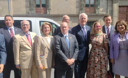 Recibe AMLO a congresistas de EU en Palacio Nacional