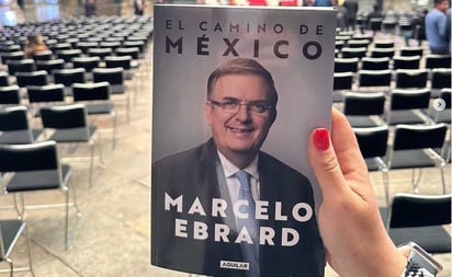 Marcelo Ebrard presenta libro autobiográfico entre gritos de “¡presidente!”