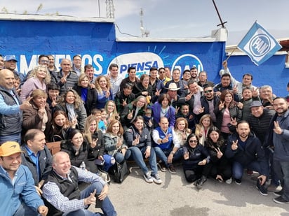 Marko Cortés inicia campaña a nivel nacional pintando pared azul. 