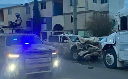 Patrulla de la Sedena cae a un hoyo y choca contra camión en Nogales, Sonora; hay 2 militares heridos: Los elementos castrenses estaban en una persecución cuando cayeron en un hoyo sobre el pavimento, el conductor perdió el control