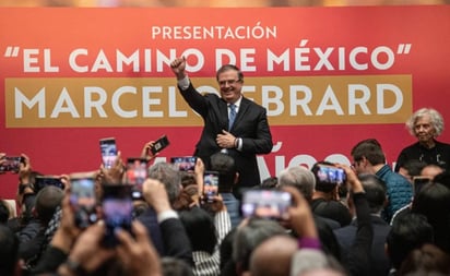 Biografía es testigo de mi congruencia, asegura Ebrard durante presentación de su libro: El canciller estuvo arropado por el periodista Ricardo Raphael y la escritora Elena Poniatowska al presentar su libro 