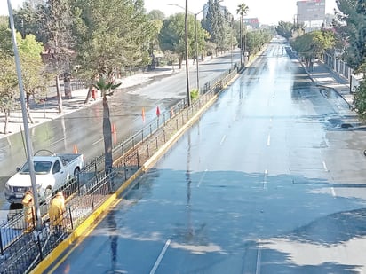 En bulevar Venustiano Carranza se tiran cientos de litros de agua por daño en tuberías