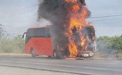 Guardia Nacional rescata a pasajeros y operadores tras incendiarse autobús en Tamaulipas: Los elementos de la Guardia Nacional dieron alcance al autobús tras detectar un corto circuito en su parte trasera