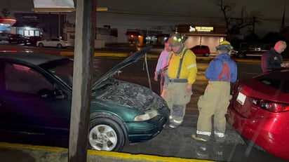 Cortocircuito provoca incendio en vehículo