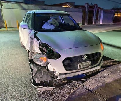 Auto derriba un poste en la Colonia La Salle de Monclova