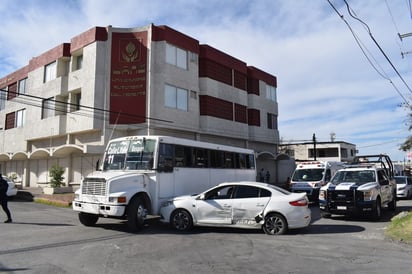 Mujer resulta herida en peligroso choque en la Zona Centro de Monclova