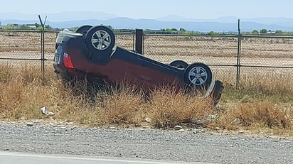 Camioneta vuelca en la carretera federal 30