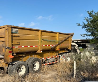 Tráiler choca contra otro tráiler y una casa en Ejido Primero de Mayo