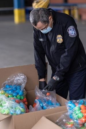 Cascarones de Pascua esta restringido su cruce