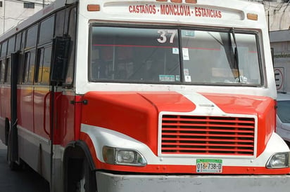 Camión de Castaños parece tener más humo negro que pasajeros