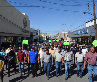 Marchan obreros de AHMSA y toman calles de Monclova