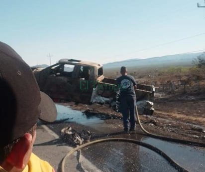 Camioneta arde en llamas en la ‘Y’ de Castaños