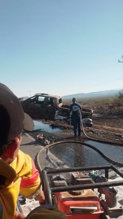 Camioneta arde en llamas en Castaños