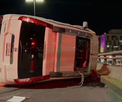 Joven vuelca su camioneta sobre el puente del Seguro Social de Monclova