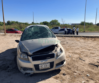 Maestra vuelca su auto en la avenida Constitución de Monclova