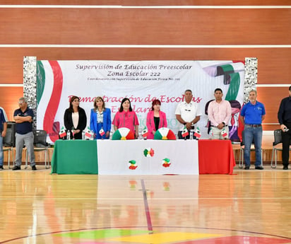 Infantes de preescolar participan en demostración de escoltas 