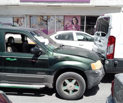 Conductor protagoniza choque por alcance tras fallarle los frenos y su hija resulta lesionada