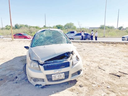 Maestra vuelca su auto en la Constitución 