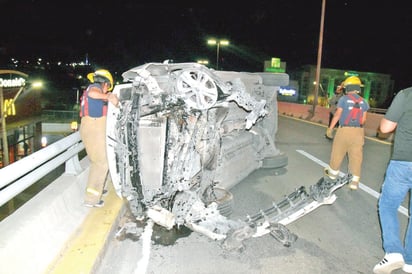 Joven vuelca su camioneta sobre el puente del IMSS