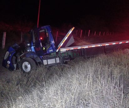 Trailero provoca choque y sufre salida de camino en la carretera Monclova-Monterrey