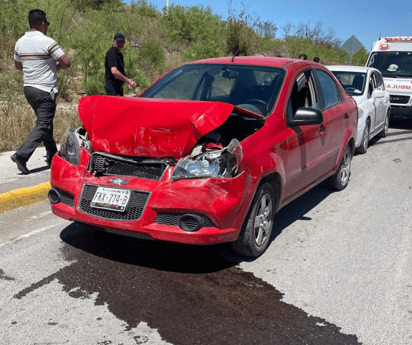 Conductor provoca fuerte choque por alcance en el vado de las aguas negras de Monclova