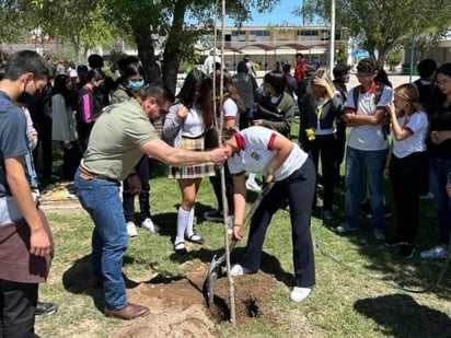 Por inicio de primavera, Ecología dona árbol a preparatoria 