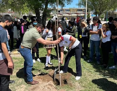 Por inicio de primavera, Ecología dona árbol a preparatoria 