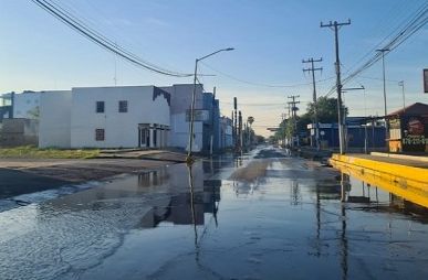 SIMAS atiende un reporte de tubería rota; provocó un gran desperdicio del agua