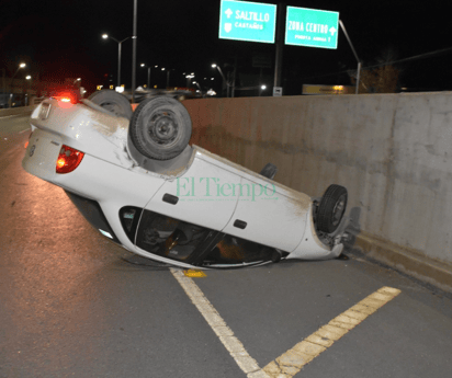 Auto acaba como tortuga panza arriba