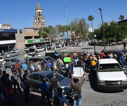 Obreros y empleados amenazan con bloquear puente de AHMSA 