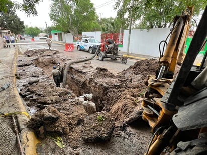 Fisura en tubería vuelve a ocasionar fuga de agua 