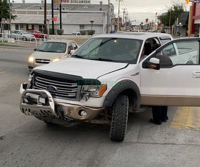 Joven ignora luz roja de semáforo y lo chocan en la colonia Guadalupe de Monclova 