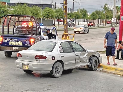 Joven ignora luz roja de semáforo y lo chocan