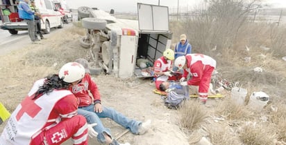 Camioneta vuelca en la carretera antigua a Monclova