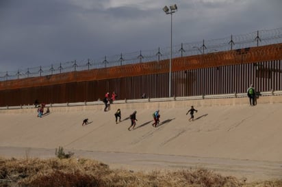 Así son los nuevos 'coyotes'; cargan cuernos de chivo y se promocionan en TikTok