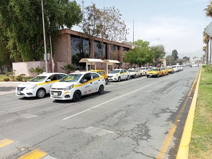 Se manifiestan taxistas