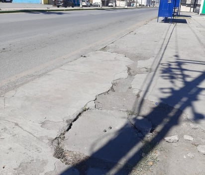 Banquetas con deterioro en Bulevar Benito Juárez de Monclova 