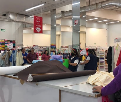 Feligreses hacen largas filas para comprar telas y decorar las iglesias 