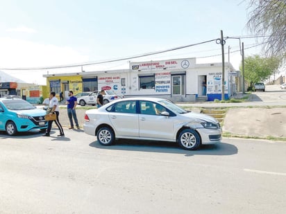 Apresurado conductor provoca fuerte choque