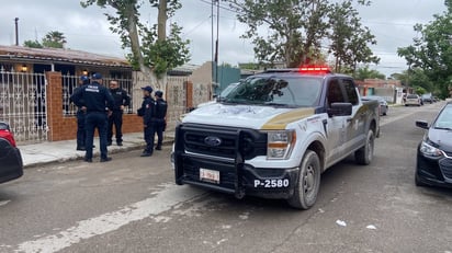 Taxista es asaltado, golpeado y amagado; dentro de su domicilio