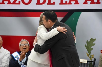 El 'Abrazo de la Amistad' reafirma hermandad entre PN y Eagle Pass