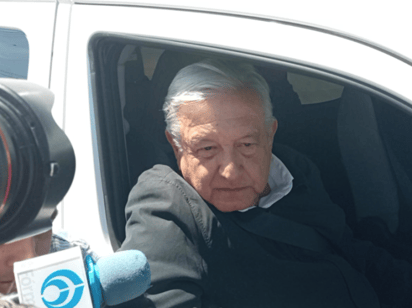 Migrantes gritan a AMLO a su llegada a Ciudad Juárez; '¡Qué salga, qué salga!'