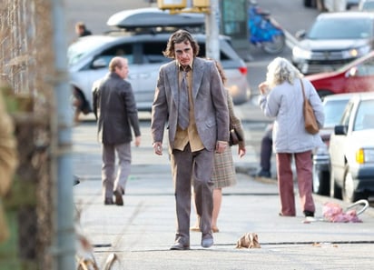 Nuevas fotos de Joaquin Phoenix grabando Joker 2: El actor fue visto caminando este miércoles por las calles del Bronx. Lucía polvoriento, desordenado y con su famoso maquillaje 