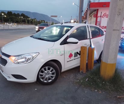 Empleado del INE choca con dos parachoques en la Zona Centro