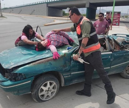 Simulacro de accidente por Semana Santa satura linea 911