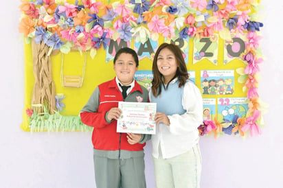 Municipio felicita a alumnos destacados de primaria