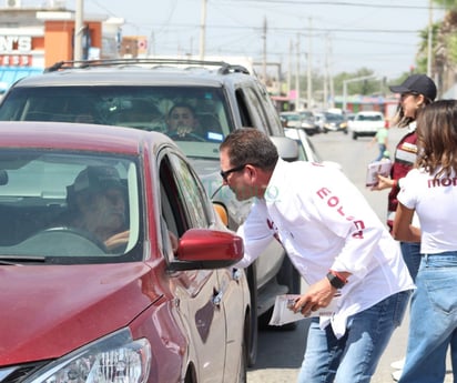 César Flores inicia campaña en la colonia Hipódromo de Monclova